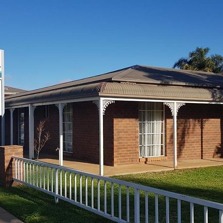 Centrepoint Motel Deniliquin Bagian luar foto