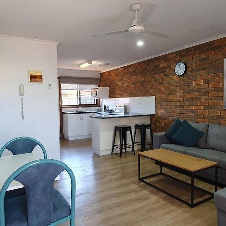 Centrepoint Motel Deniliquin Bagian luar foto