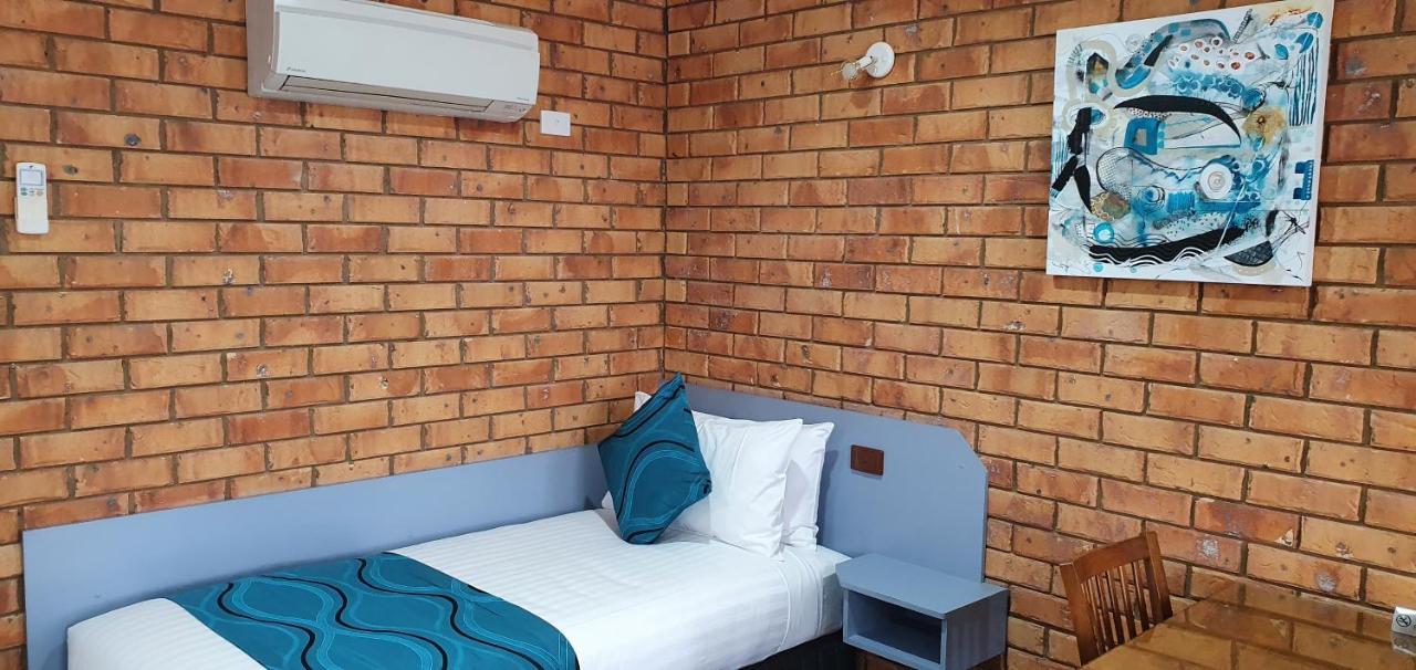 Centrepoint Motel Deniliquin Bagian luar foto