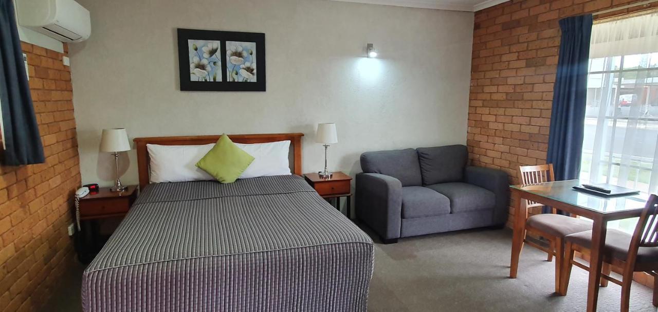 Centrepoint Motel Deniliquin Bagian luar foto