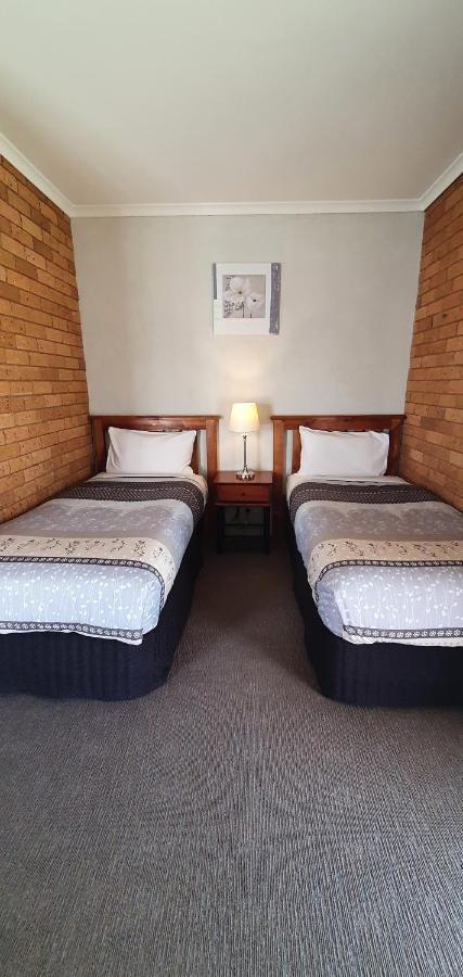 Centrepoint Motel Deniliquin Bagian luar foto