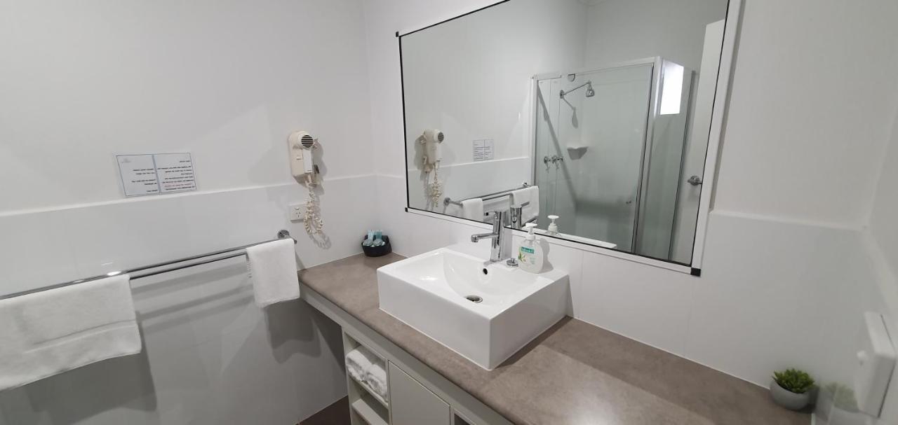 Centrepoint Motel Deniliquin Bagian luar foto