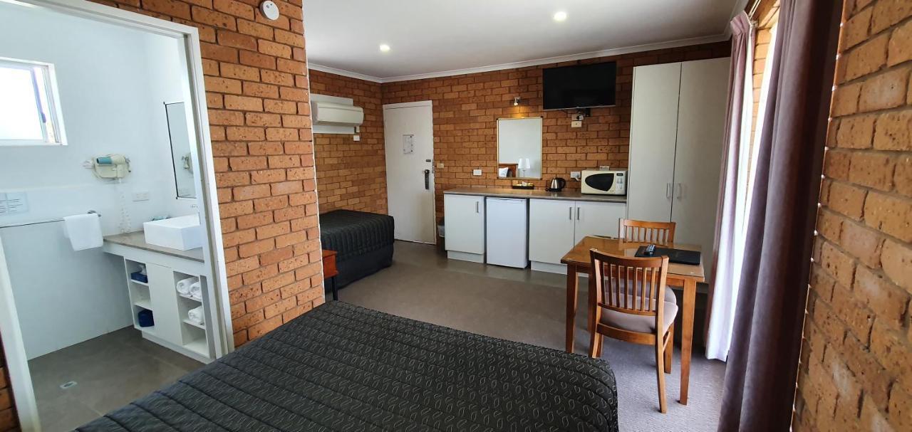 Centrepoint Motel Deniliquin Bagian luar foto