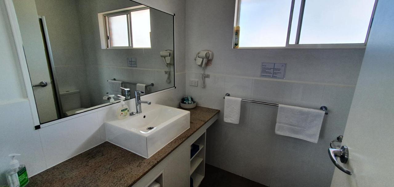Centrepoint Motel Deniliquin Bagian luar foto