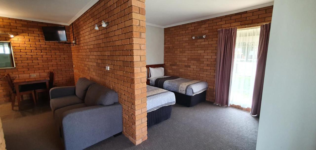 Centrepoint Motel Deniliquin Bagian luar foto
