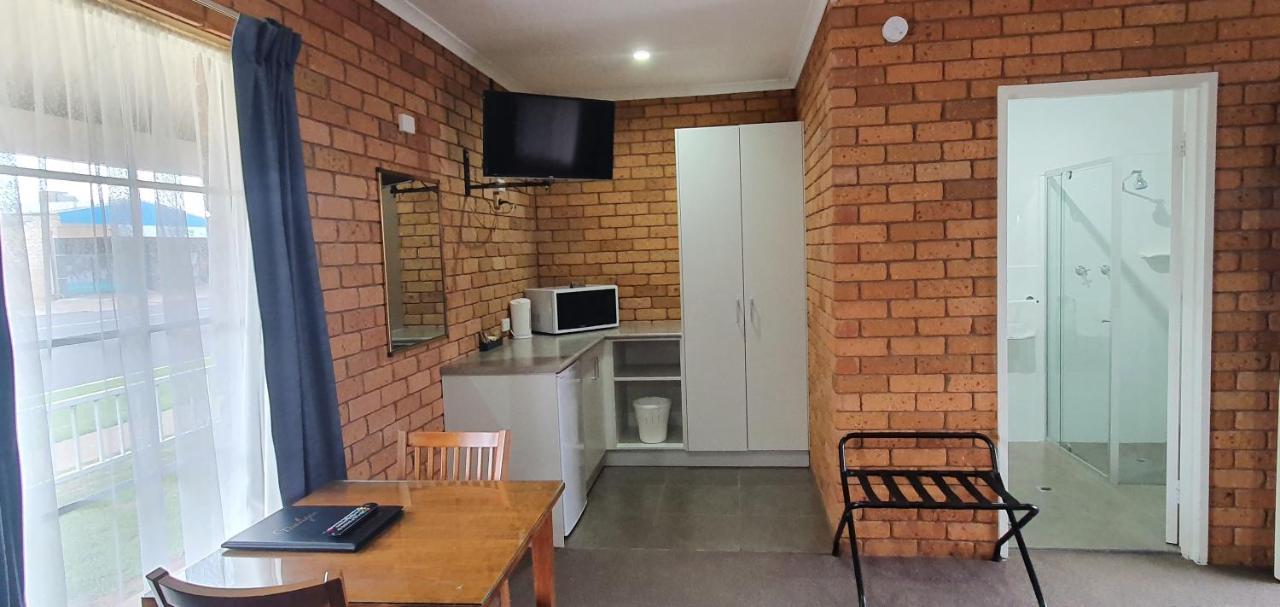Centrepoint Motel Deniliquin Bagian luar foto