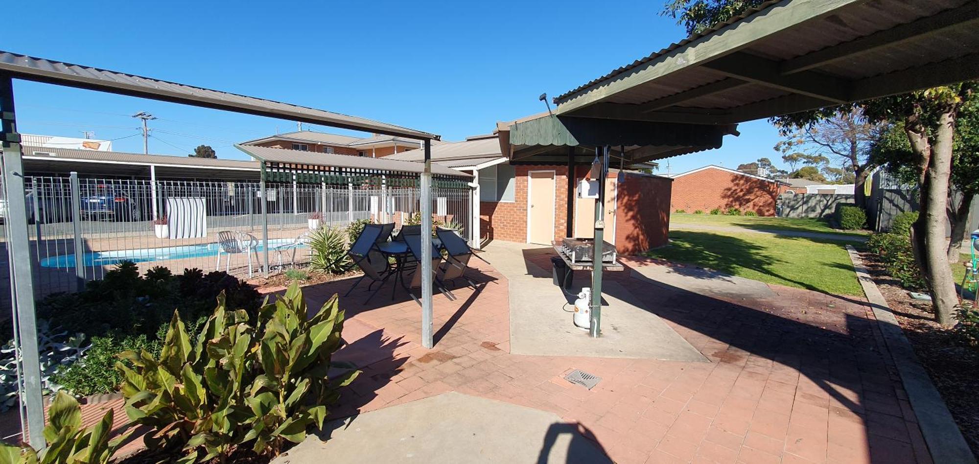 Centrepoint Motel Deniliquin Bagian luar foto