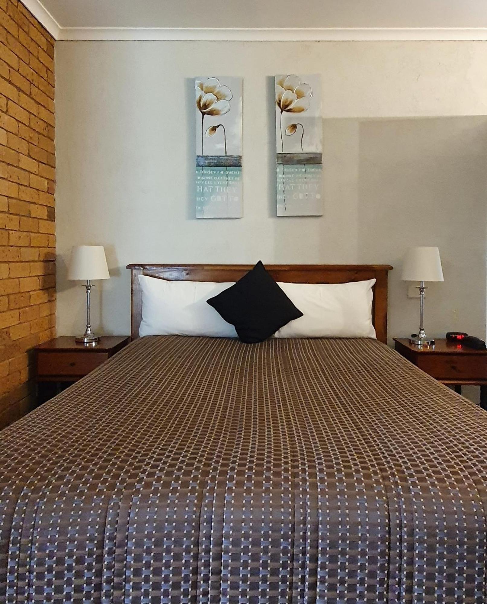 Centrepoint Motel Deniliquin Bagian luar foto