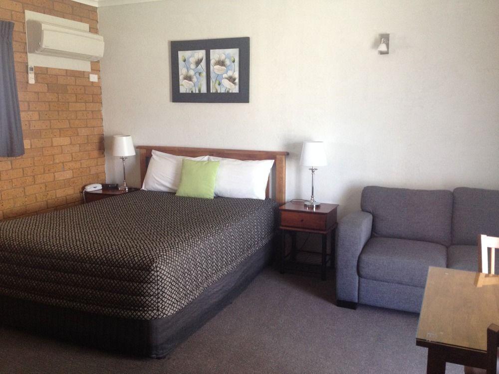 Centrepoint Motel Deniliquin Bagian luar foto