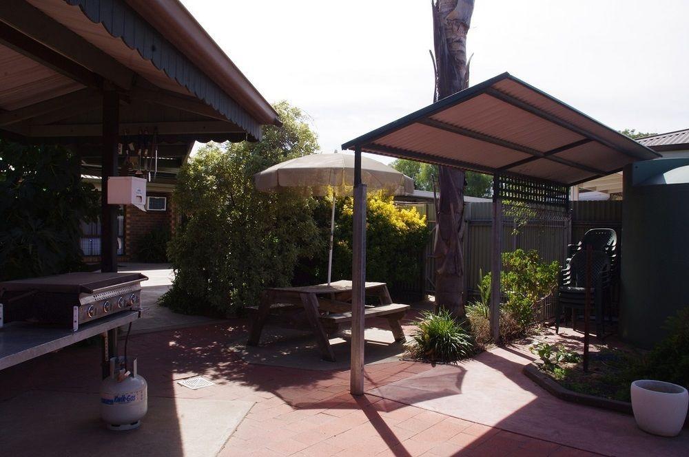 Centrepoint Motel Deniliquin Bagian luar foto