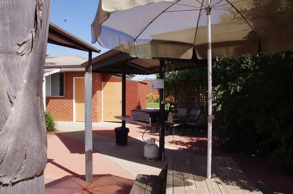 Centrepoint Motel Deniliquin Bagian luar foto