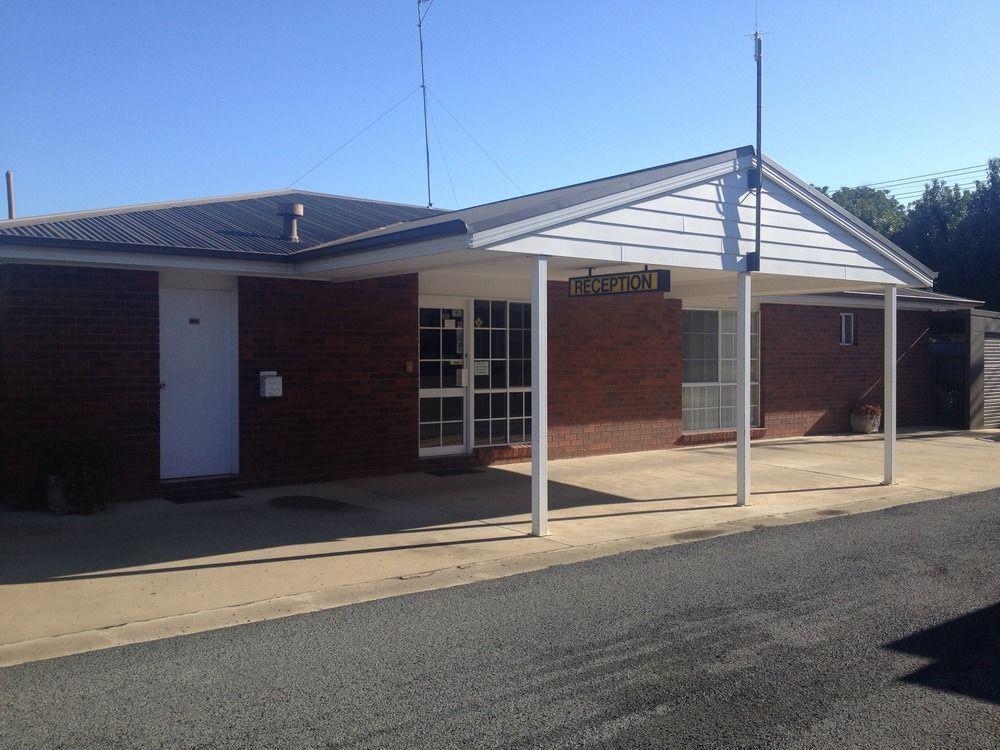Centrepoint Motel Deniliquin Bagian luar foto