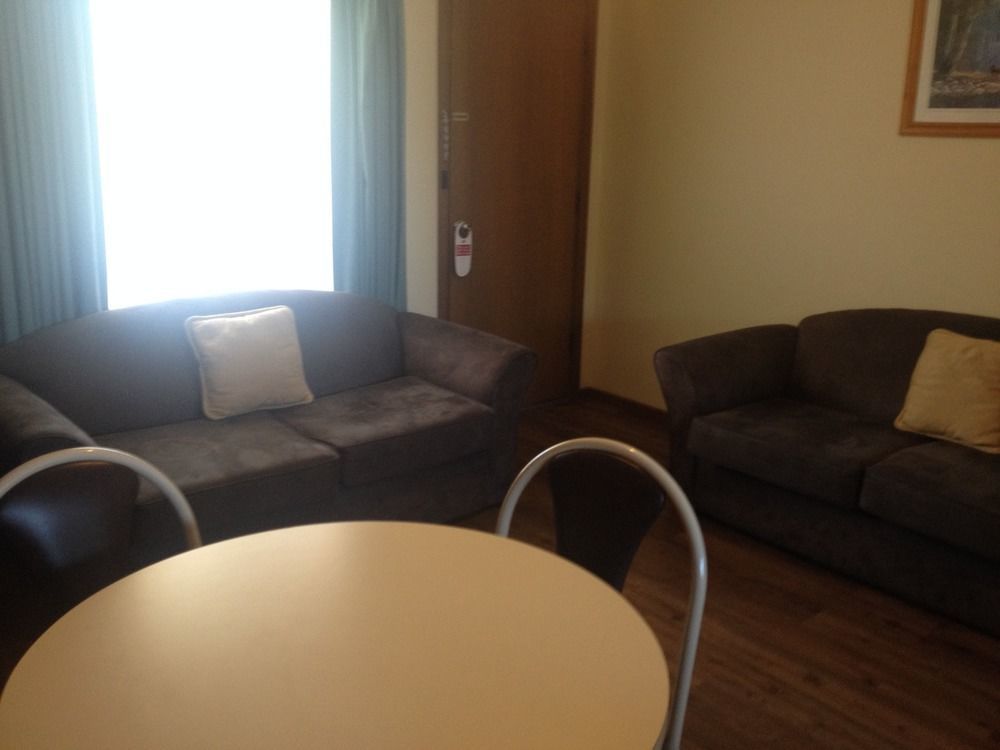 Centrepoint Motel Deniliquin Bagian luar foto