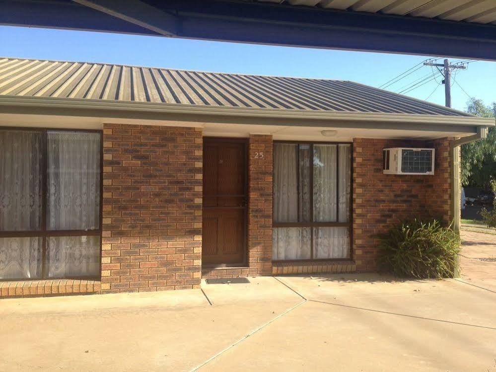 Centrepoint Motel Deniliquin Bagian luar foto
