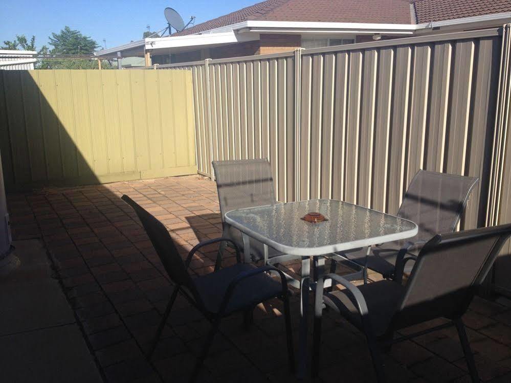 Centrepoint Motel Deniliquin Bagian luar foto