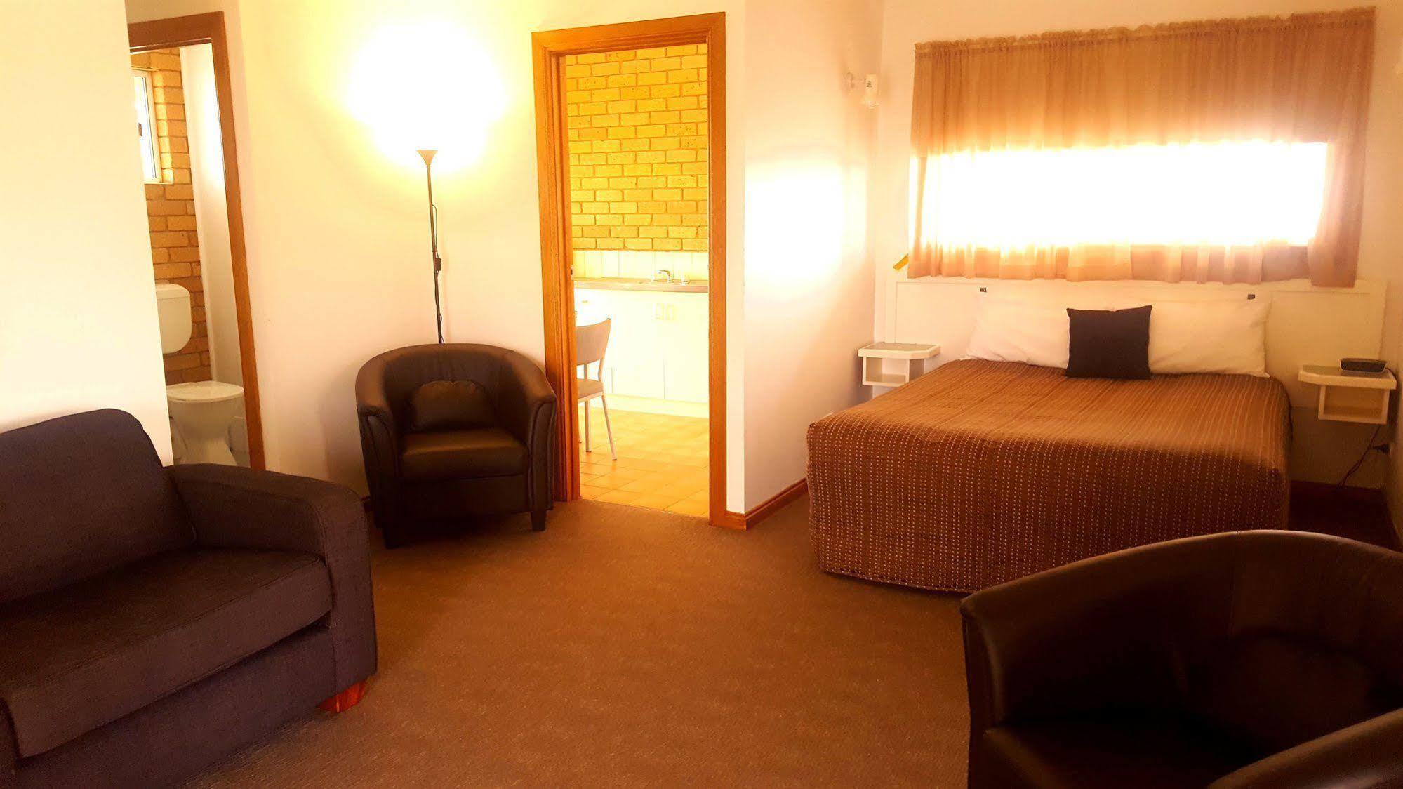 Centrepoint Motel Deniliquin Bagian luar foto