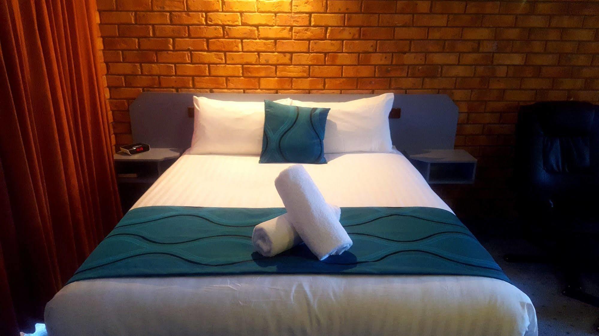 Centrepoint Motel Deniliquin Bagian luar foto