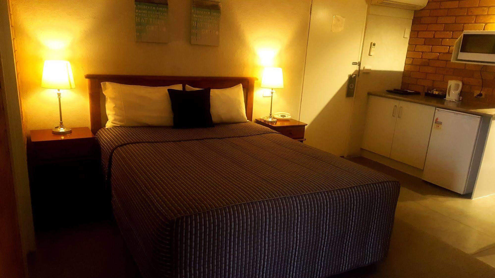 Centrepoint Motel Deniliquin Bagian luar foto