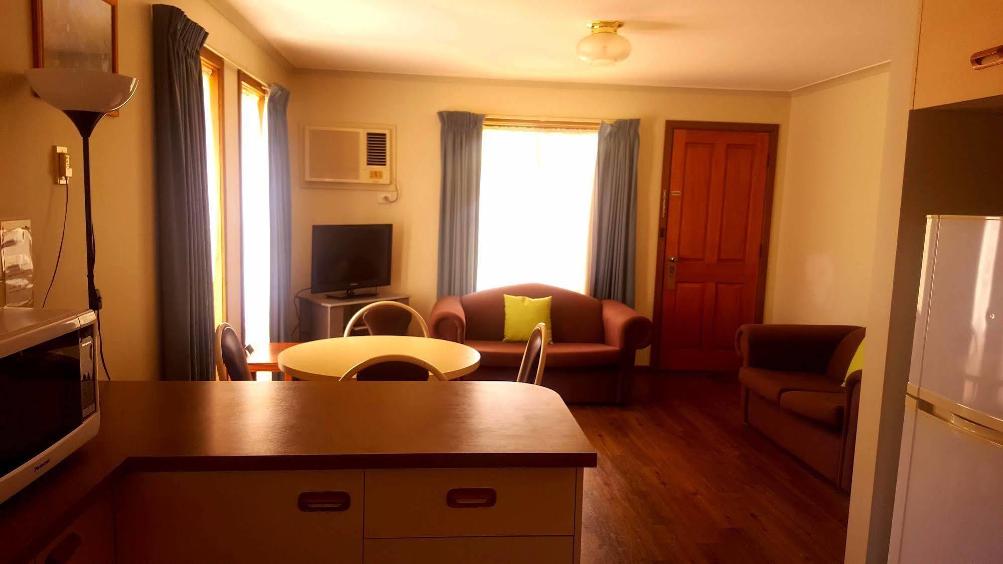 Centrepoint Motel Deniliquin Bagian luar foto