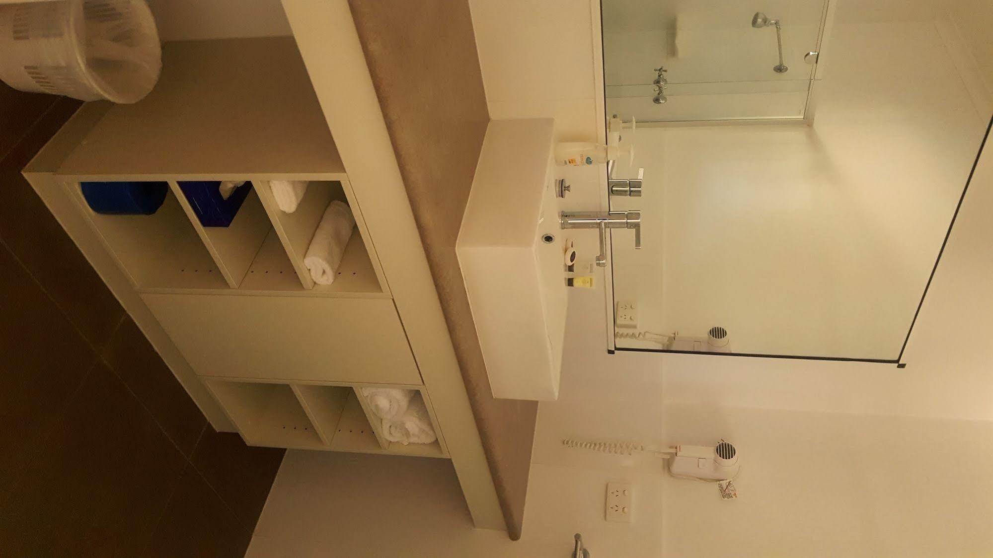Centrepoint Motel Deniliquin Bagian luar foto