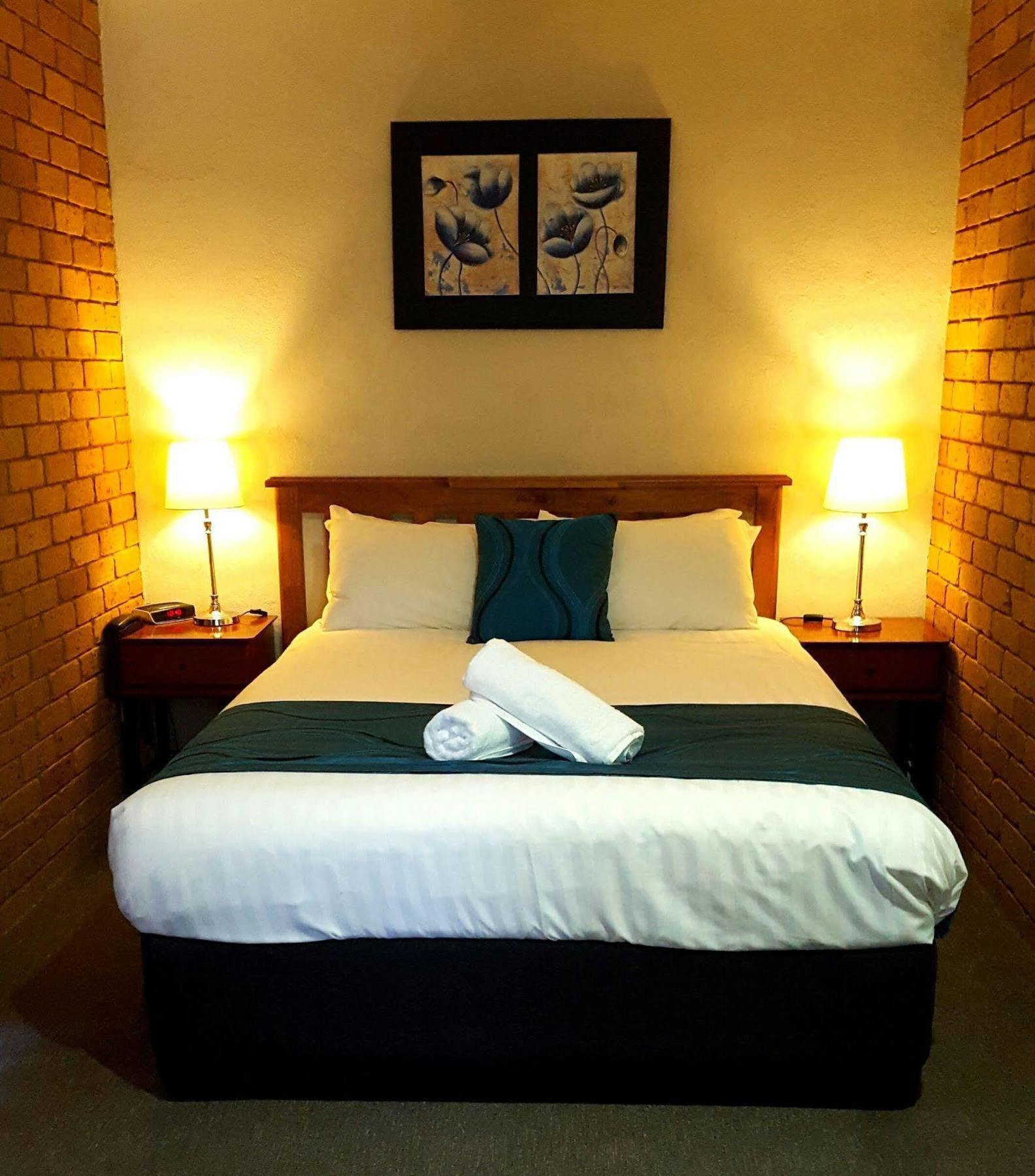 Centrepoint Motel Deniliquin Bagian luar foto