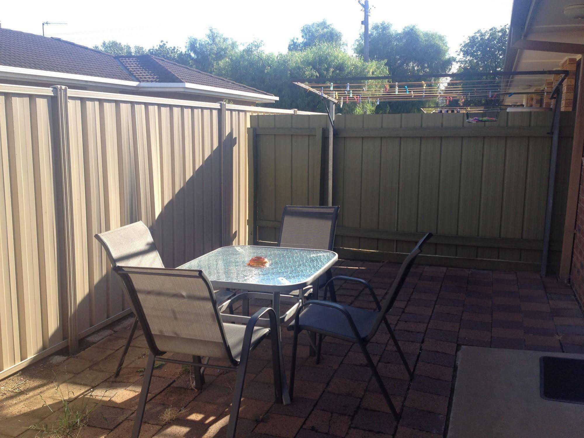 Centrepoint Motel Deniliquin Bagian luar foto