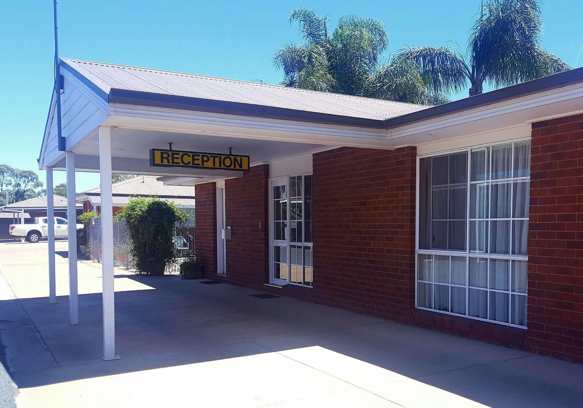 Centrepoint Motel Deniliquin Bagian luar foto