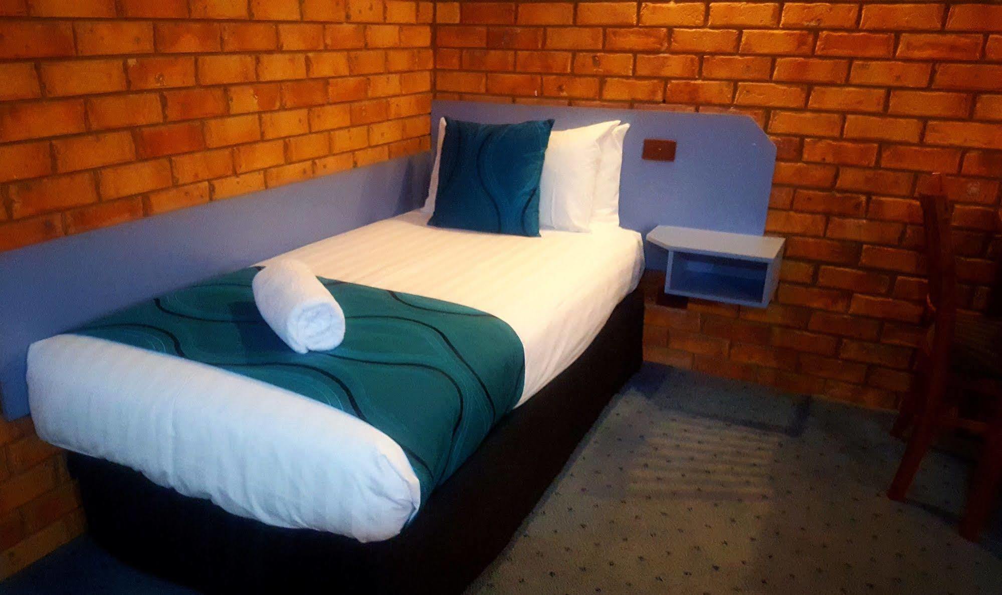 Centrepoint Motel Deniliquin Bagian luar foto
