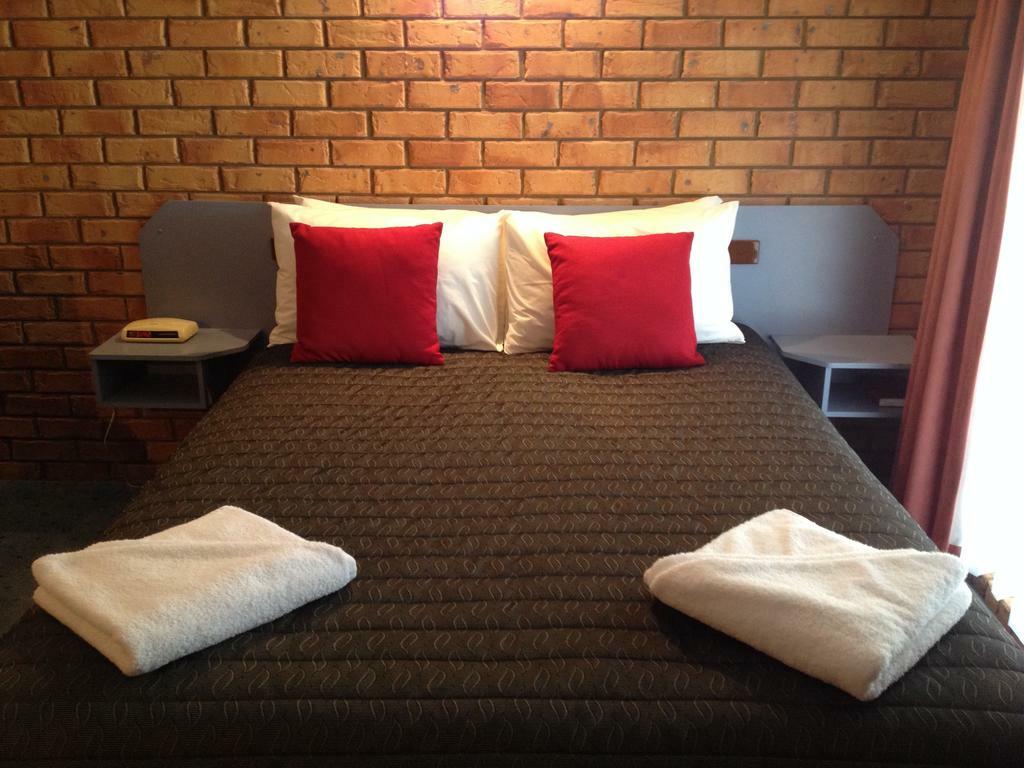 Centrepoint Motel Deniliquin Bagian luar foto